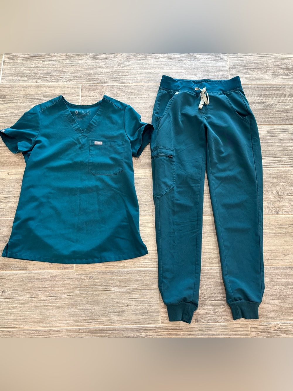Figs Women’s Scrub Set XXS women’s Scrub top and joggers